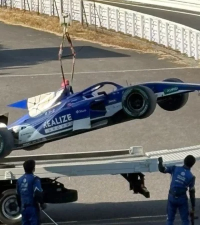 El auto de Doohan es retirado de la pista tras el incidente.
