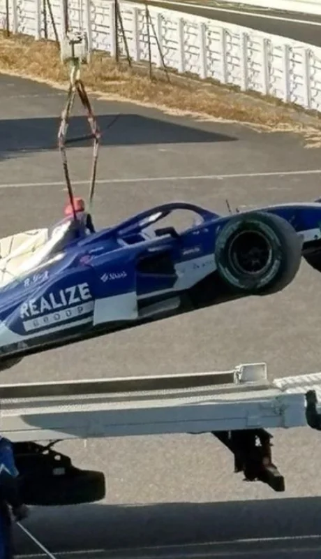 El auto de Doohan es retirado de la pista tras el incidente.