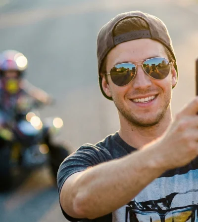 La pantalla como intermediario: cuando la búsqueda de aprobación digital nubla el juicio adulto y la percepción del riesgo.