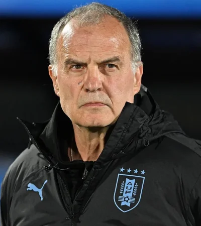 Las cuatro estrellas en el buzo de Marcelo Bielsa