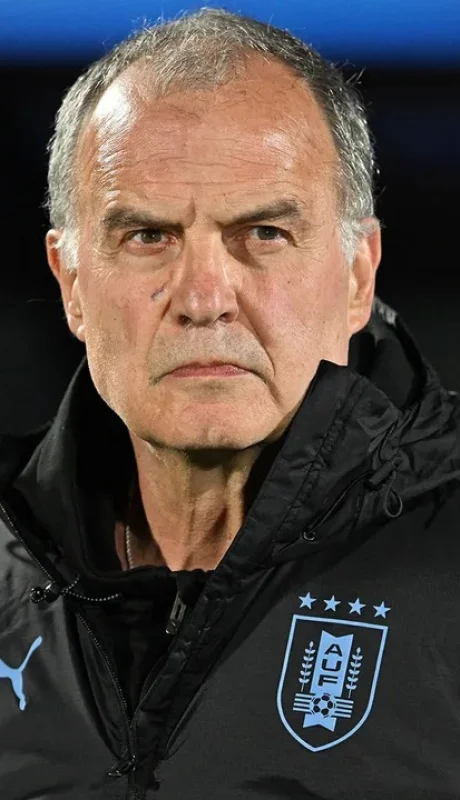 Las cuatro estrellas en el buzo de Marcelo Bielsa