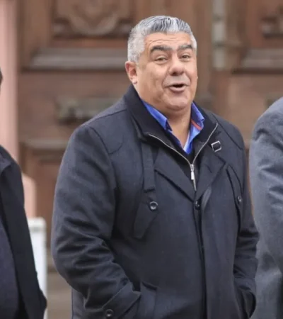 Pablo Toviggino (izquierda), Claudio "Chiqui" Tapia (centro) y Guillermo Raed (derecha).