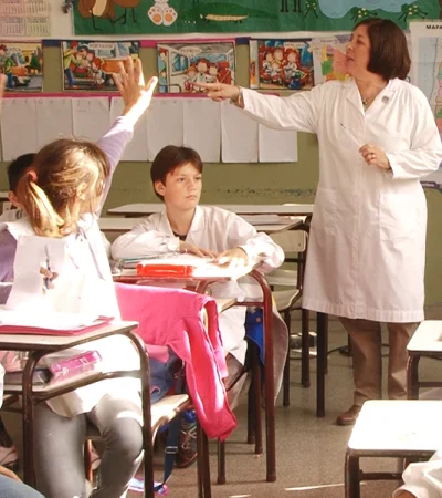 Lla nueva normativa podría transformar la dinámica en las aulas, tratando a la educación como un bien de mercado y a las familias como clientes.