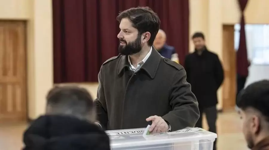 Gabriel Boric emitió su voto en Punta Arenas.