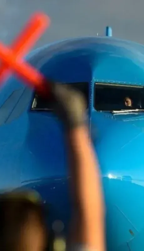 El paro complicará los vuelos en las Fiestas.