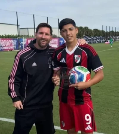 Leo Messi junto al pibe Cabral