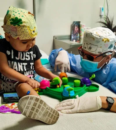 La Fundación Traspasar pide colaboración con la compra de un juguete, o que armen una caja navideña, acercándola a la organización.