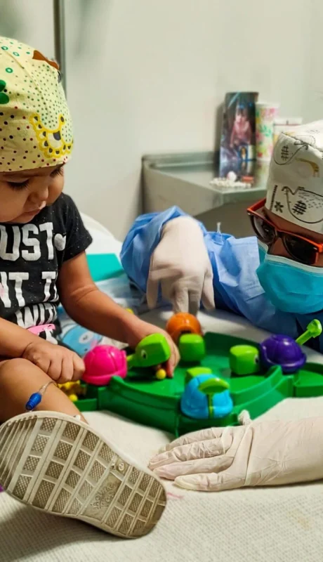 La Fundación Traspasar pide colaboración con la compra de un juguete, o que armen una caja navideña, acercándola a la organización.