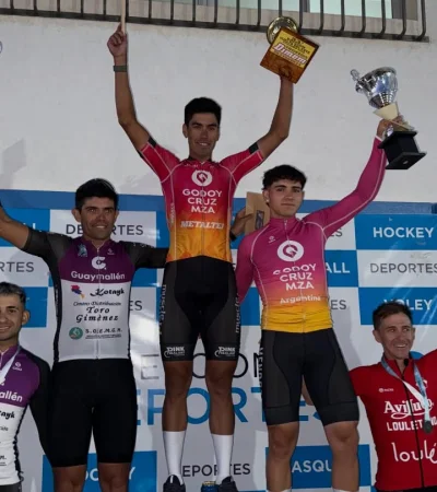 El podio victorioso con Godoy Cruz en alto