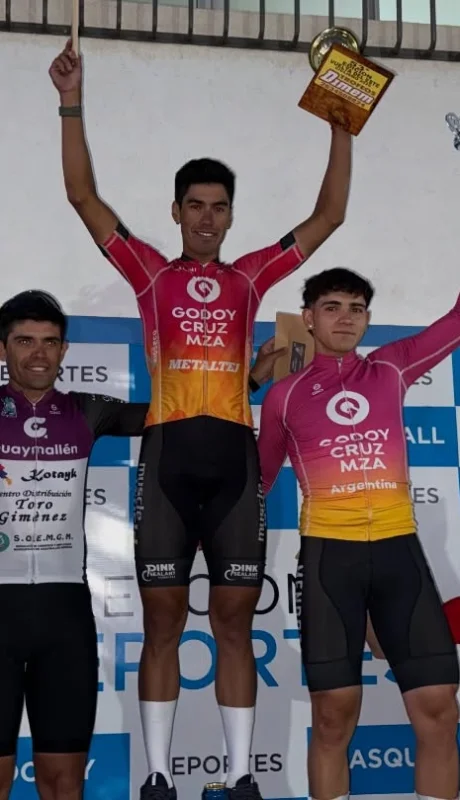 El podio victorioso con Godoy Cruz en alto