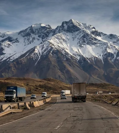 Rutas olvidadas: El estado crítico de la calzada obliga a maniobras arriesgadas en zonas de alta complejidad geográfica. Mendoza reclama urgencia.