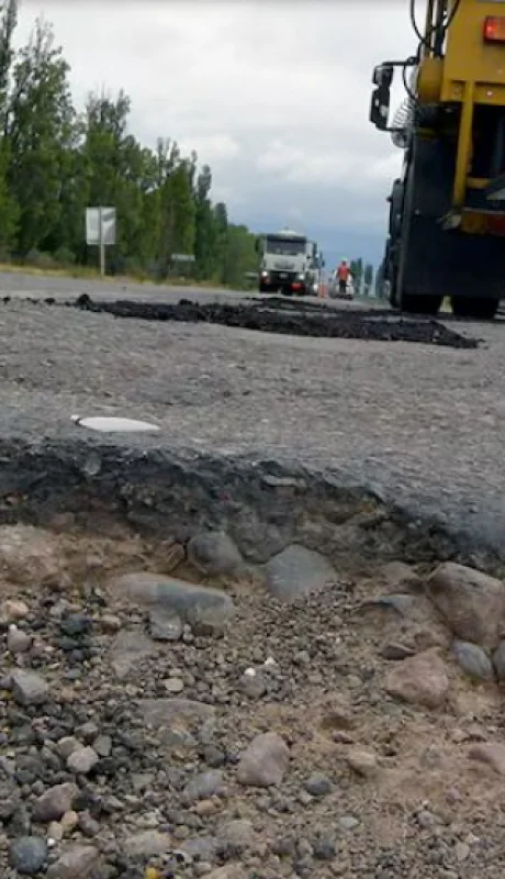 Rutas olvidadas: El estado crítico de la calzada obliga a maniobras arriesgadas en zonas de alta complejidad geográfica. Mendoza reclama urgencia.