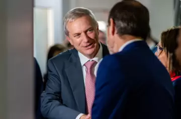 Giro a la derecha: Enbe explica las diferencias y similitudes entre Kast y Milei