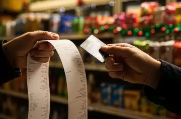 Compras navideñas 2025: Alerta por deuda con tarjetas de crédito