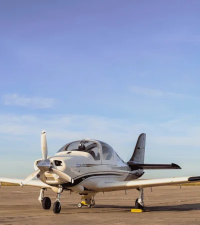 FAdeA presenta el IA-100B