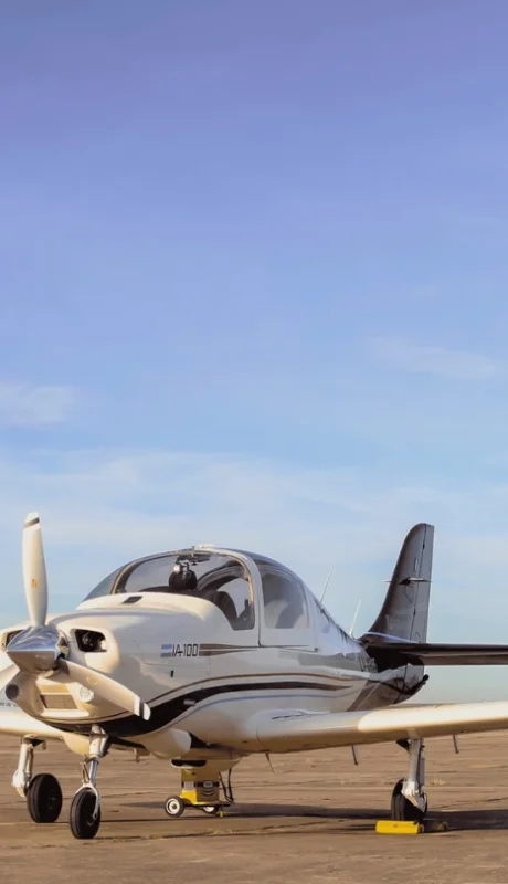 FAdeA presenta el IA-100B