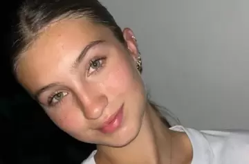 Indiana Cubero sale con una figura de Vélez, el club donde su papá es leyenda