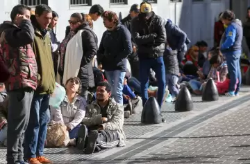 INDEC: la desocupación cae a 6,6% y el empleo crece levemente en el tercer trimestre