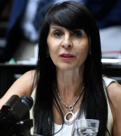 El embargo recae sobre la dieta y el medio aguinaldo de la legisladora rionegrina. Se busca cubrir un reclamo de $40,5 millones de pesos.