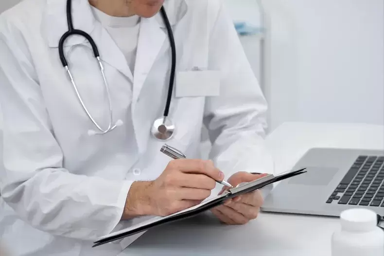 "Mucha gente opta por abonar la kinesiología, porque faltan o se demoran las autorizaciones. Y no debe ser así" (C. Correas)