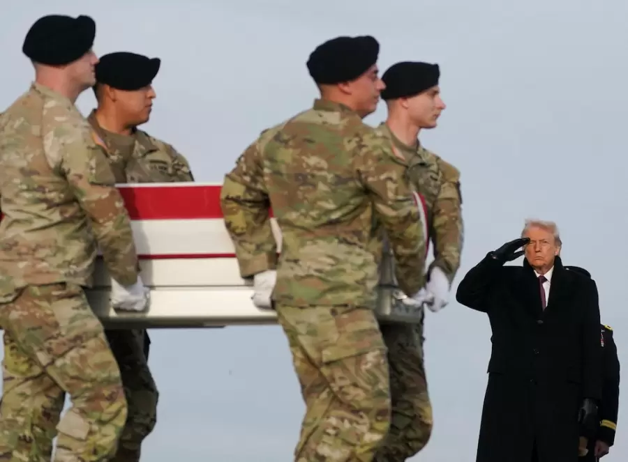 Donald Trump, saluda a militares durante el traslado solemne de los restos de dos miembros de la Guardia Nacional de Iowa caídos en Siria.