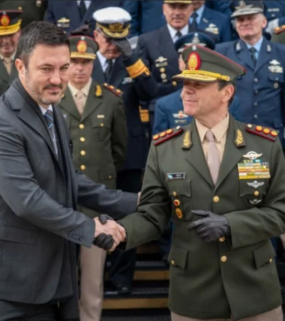 El saliente ministro de Defensa, Luis Petri, junto al recientemente nombrado titular de la cartera, Carlos Presti