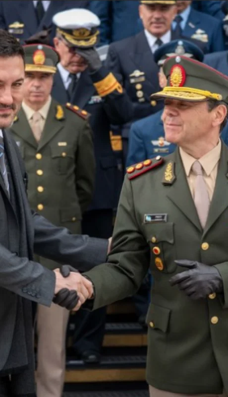 El saliente ministro de Defensa, Luis Petri, junto al recientemente nombrado titular de la cartera, Carlos Presti