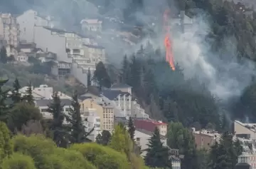 El incendio en Bariloche está "controlado" pero imputaron a un hombre por desatar el caos con una herramienta