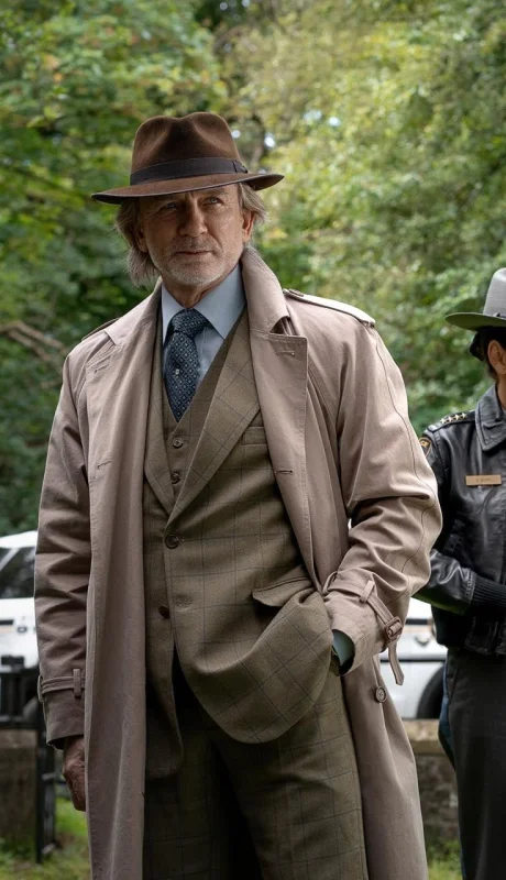 "Wake Up Dead Man": un cura asesinado y un elenco de lujo en el regreso triunfal del detective Benoit Blanc.