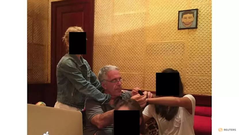 Epstein junto a tres jóvenes de identidad reservada.