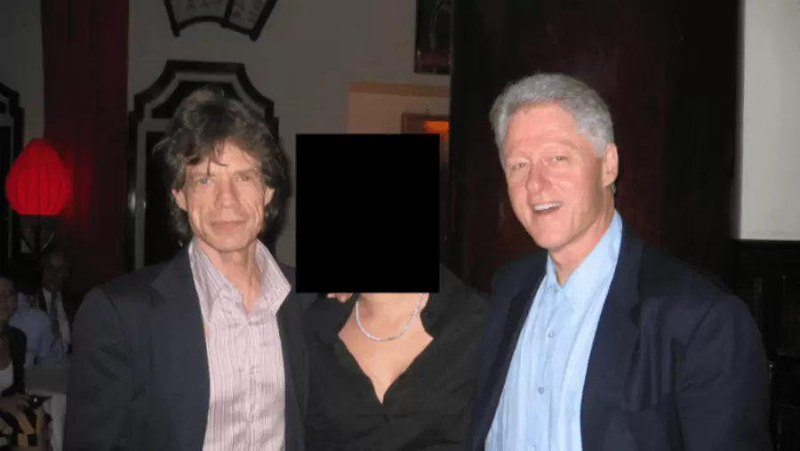 Bill Clinton y Mick Jagger posan junto a una joven de identidad reservada en un evento organizado por Jeffrey Epstein.