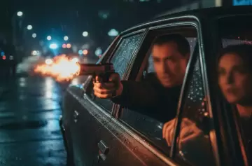 Interrumpió a su pareja teniendo sexo en un auto y le dispararon en la cadera