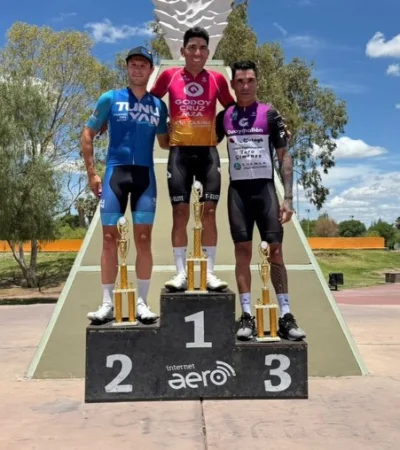 Alejandro Durán escoltado por Andrés Viotto y Ale Corvalán.