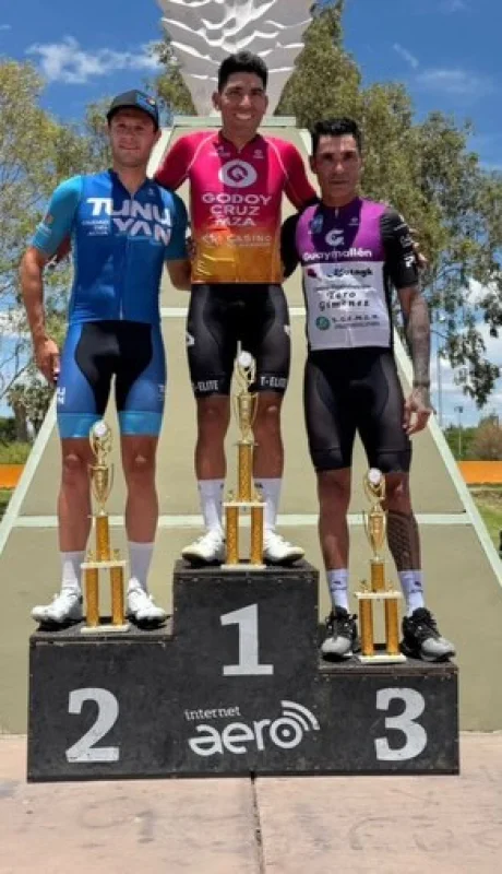 Alejandro Durán escoltado por Andrés Viotto y Ale Corvalán.