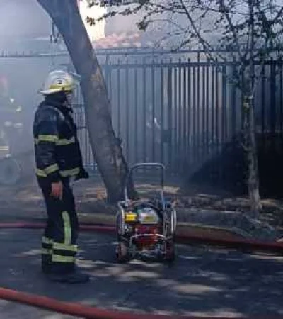 Bomberos trabajando a destajo para sofocar las llamas.