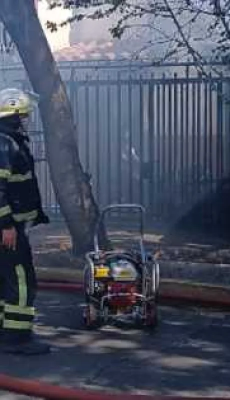 Bomberos trabajando a destajo para sofocar las llamas.