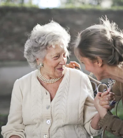 La mirada de una experta para dejar de ver a los adultos mayores desde la carencia.