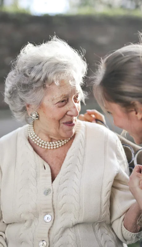 La mirada de una experta para dejar de ver a los adultos mayores desde la carencia.
