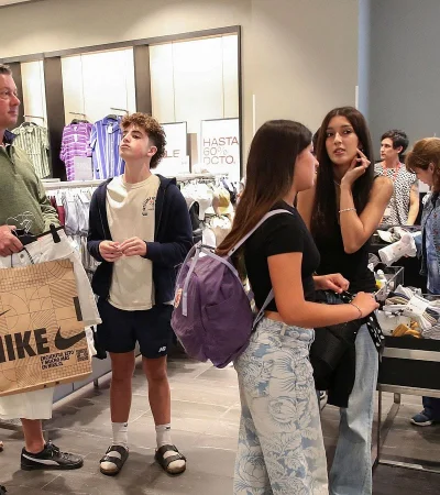 Caminar para ahorrar: los compradores regresan a la técnica clásica de recorrer pasillos y comparar precios para ganarle a la inflación este verano.