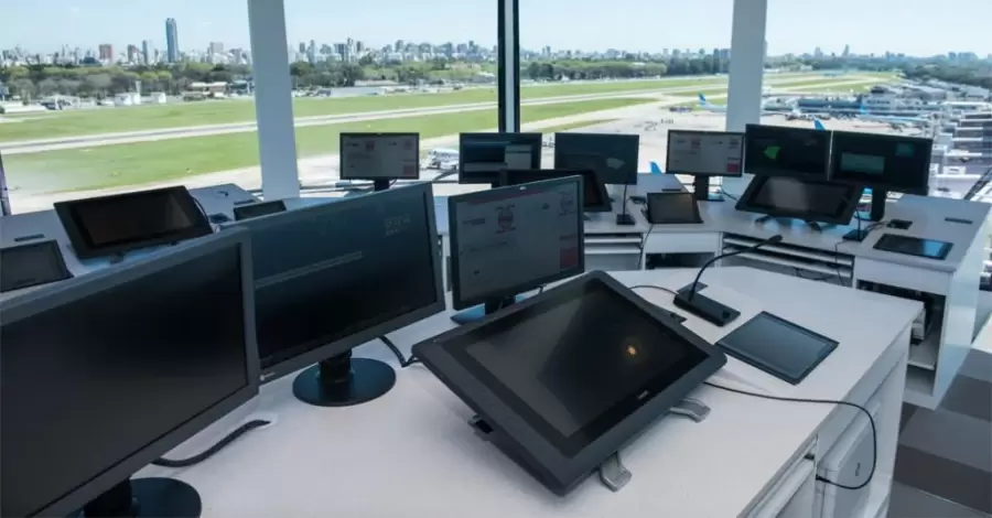 Instalaciones vacías en la torre de Ezeiza