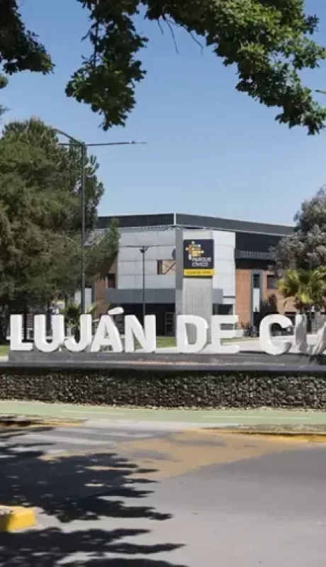 A partir de abril de 2026, cruzar las calles de Luján de Cuyo con el celular en la mano será motivo de sanción.