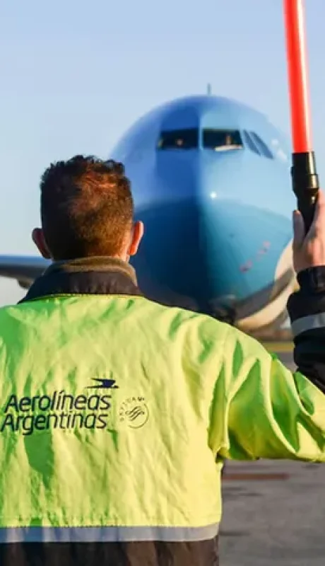 Cielos sin rastro: la desregulación ahora permite vuelos nocturnos para aviación civil sin la obligación de presentar un plan de vuelo oficial.