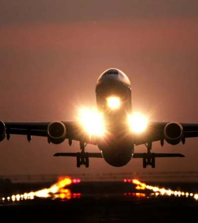 Cielos sin rastro: la desregulación ahora permite vuelos nocturnos para aviación civil sin la obligación de presentar un plan de vuelo oficial.