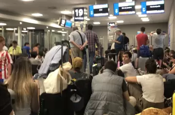 Caos en Aeroparque por temporal: Vuelos suspendidos y demorados a horas de Navidad
