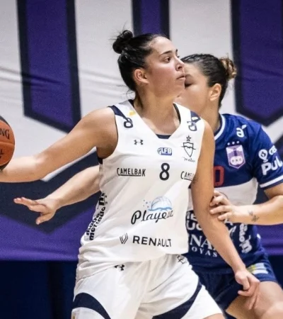 Carolina Fernández llega a San José.