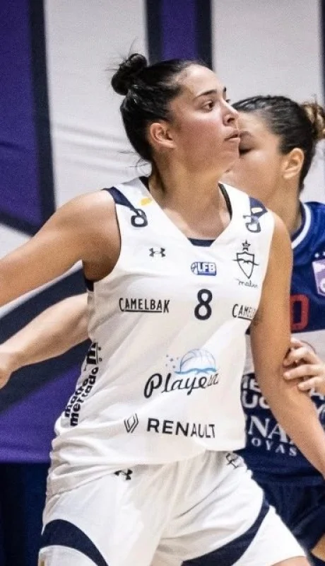 Carolina Fernández llega a San José.