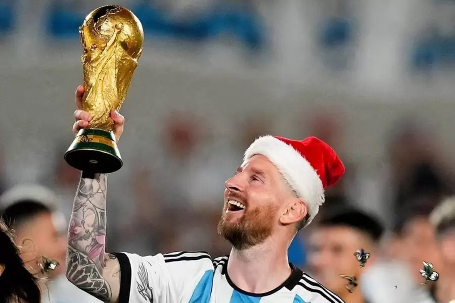 Papá Lionel y el regalo que queremos. FOTO: IA.