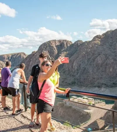 Nuevos perfiles: ante el encarecimiento en dólares, el turismo nacional sostiene la actividad en las principales bodegas mendocinas.