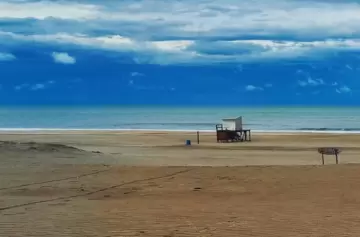 Una mujer realizó un rito umbanda en la playa y arrojó su propio dedo al mar