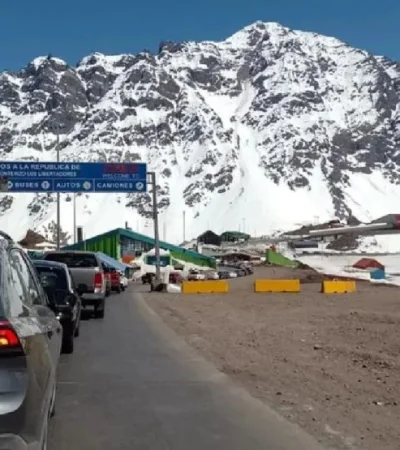 Paciencia viajeros! La fila para cruzar a Chile es larga.